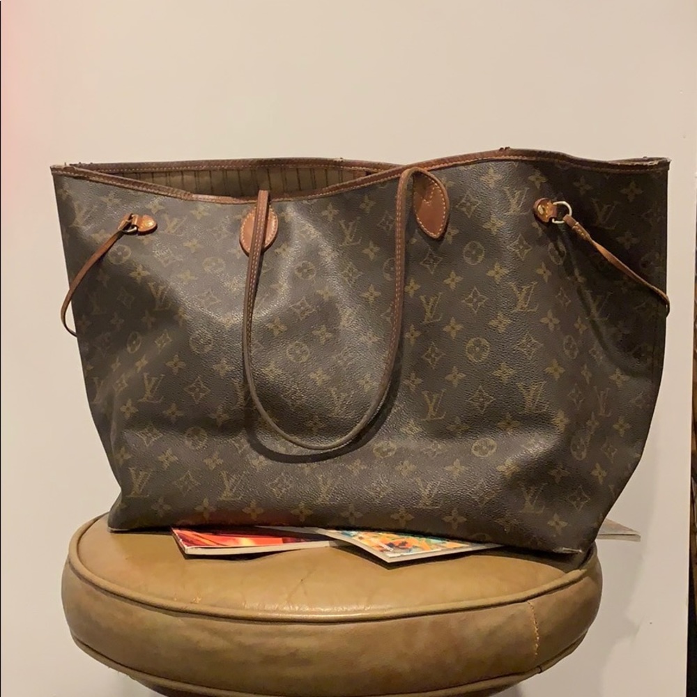 Can fit lots inside Leather is in great condition